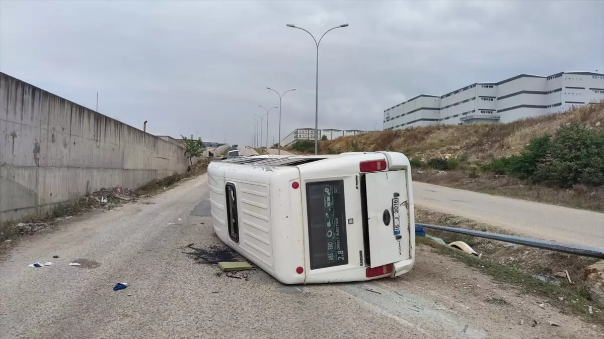 İnegöl’de İşçi Servisi Minibüsü Devrildi, 13 Yaralı