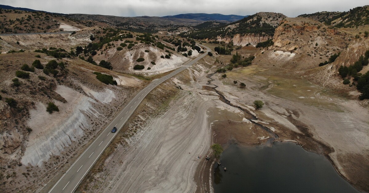 Kars’ta baraj suları 40 metre çekildi kara yolu ortaya çıktı