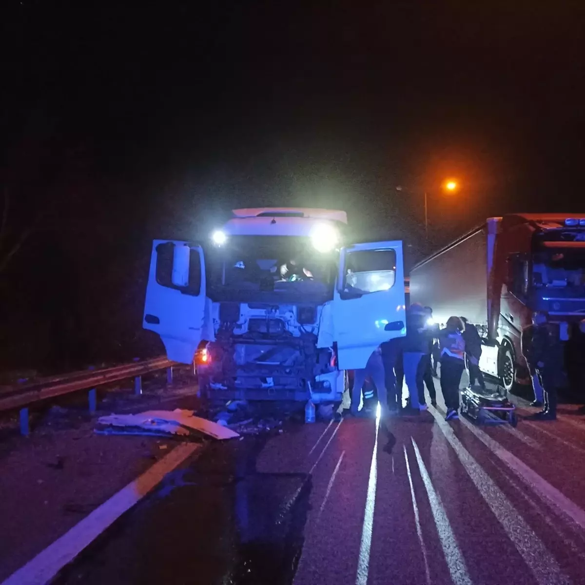 Edirne’de Tır-Kamyonet Kazası: 2 Yaralı