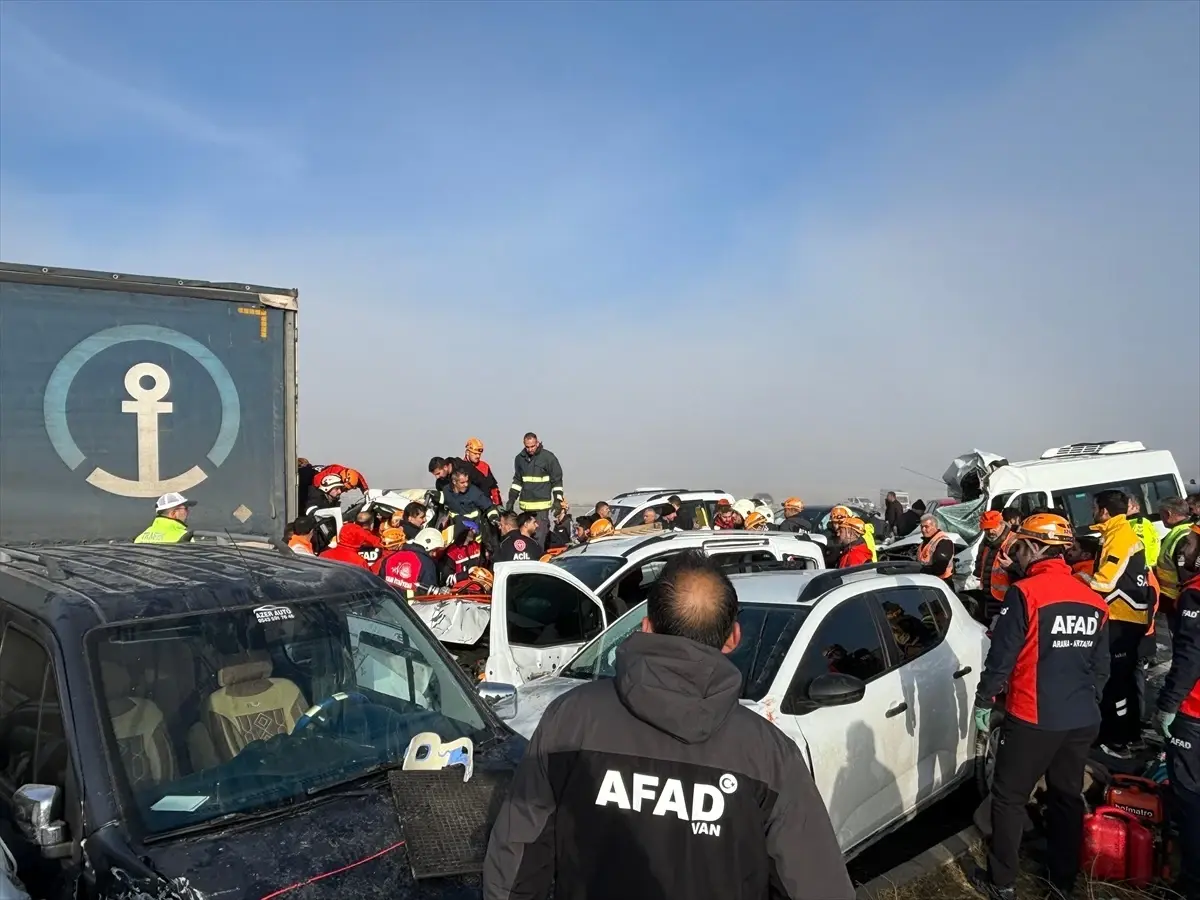 Van-Erciş’te Zincirleme Trafik Kazası!