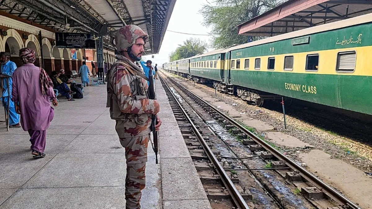 Pakistan’da kanlı tren baskını: Rehine kurtarma operasyonu sürüyor